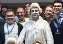 Директор Театра имени Моссовета жжёт и подает пример своим коллегам из столичных театров — как сэкономить на гастролях и открыть в себе новые качества одновременно.