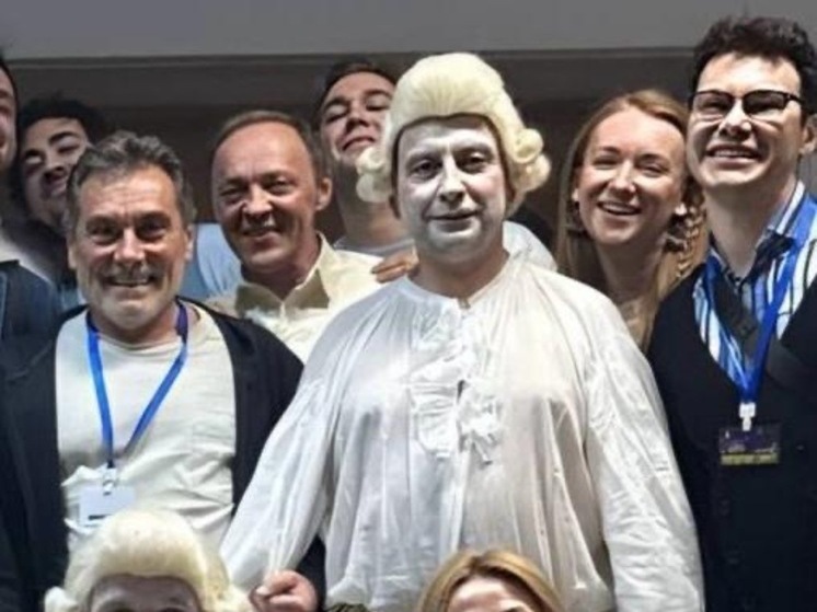 Директор Театра имени Моссовета жжёт и подает пример своим коллегам из столичных театров — как сэкономить на гастролях и открыть в себе новые качества одновременно.