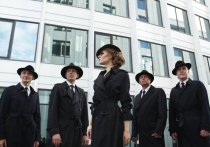 Третьего декабря в Московском международном доме музыки мультиязычный проект Elena et les garçons ("Элена и ребята") представят программу «Париж