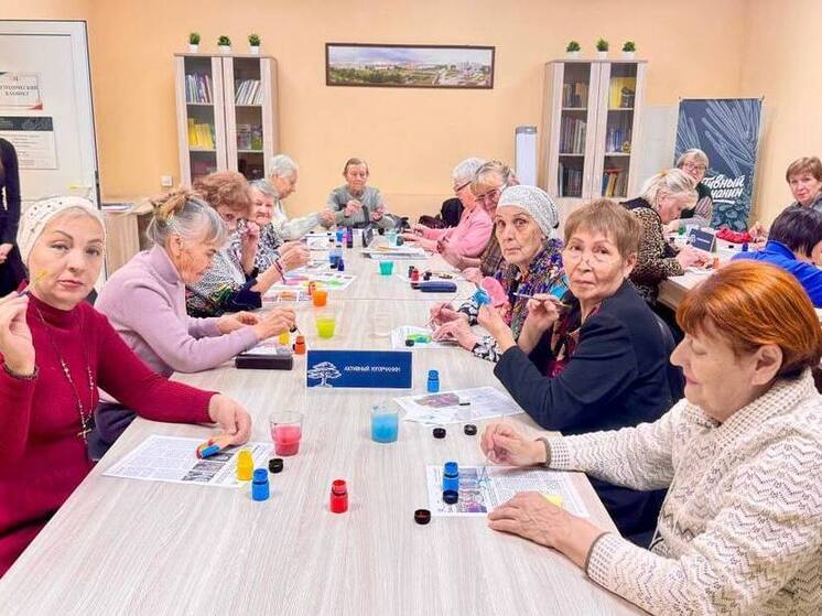 В Мегионе участники клуба «Создаём шедевры» расписали сувенирную композицию «Семья»