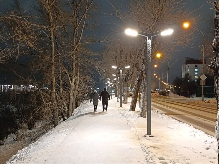 В Архангельске включили освещение на новом участке набережной