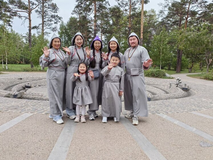 Правительство Бурятии реализует комплексную и многоуровневую систему поддержки семей с детьми, направленную на улучшение демографической ситуации и качества жизни жителей региона. В рамках национального проекта «Семья», инициированного президентом России, и собственных региональных программ оказывается значительная материальная и социальная помощь, объем которой с начала года составил 2,4 млрд рублей. 