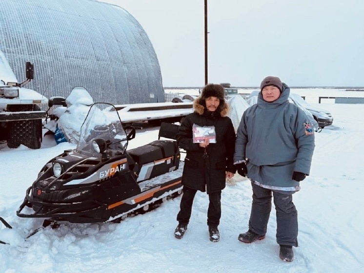 Многодетному рыбаку с многолетним стажем в Тазовском районе подарили новый снегоход