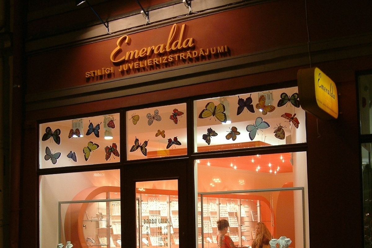 Обнаженный преступник ограбил ювелирный магазин