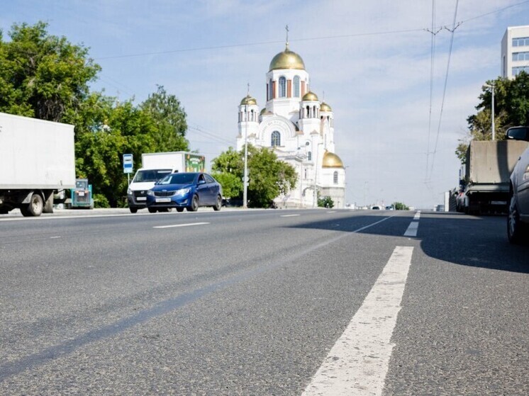 «В текущем сезоне привели в порядок 37 участков, 13 из них – по национальному проекту «Инфраструктура для жизни», – сообщил глава города Алексей Орлов, подводя итоги завершившегося сезона ремонта дорог