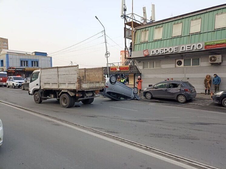 Водитель не уступил дорогу: во Владивостоке автомобиль перевернулся после столкновения