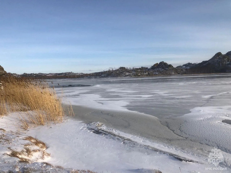 Двое мужчин на мотобуксировщике провалились под лед и утонули в Алтайском крае