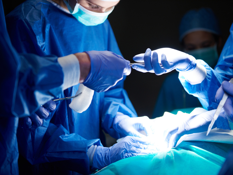 Красноярские хирурги удалили гигантскую опухоль размером с футбольный мяч