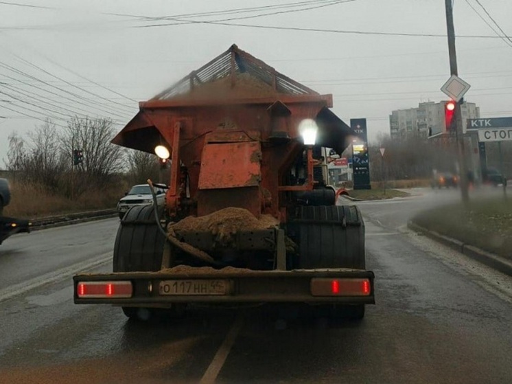 В Костроме дорожные службы ведут борьбу со льдом в круглосуточном режиме