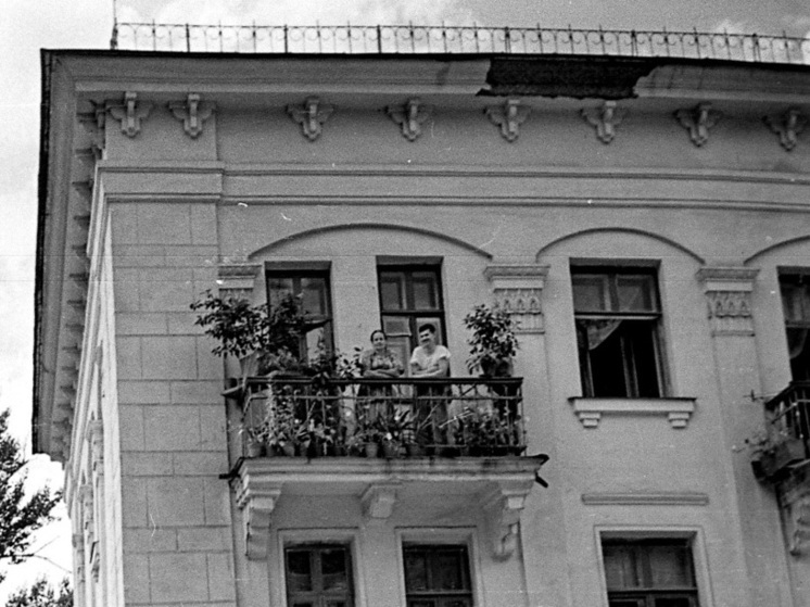 «Алма-атинская архитектура», которая зачиналась вместе с неожиданным обретением городом столичного статуса в 1930-е годы, привнесла в облик жилых зданий один элемент, который не был ведом старому «полковничьему Верному»