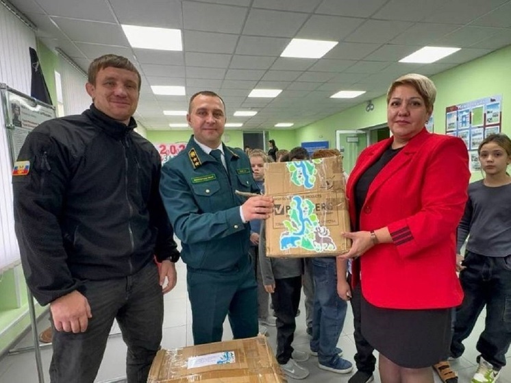 Канцелярку и портфели школьникам Волновахи передали ямальцы