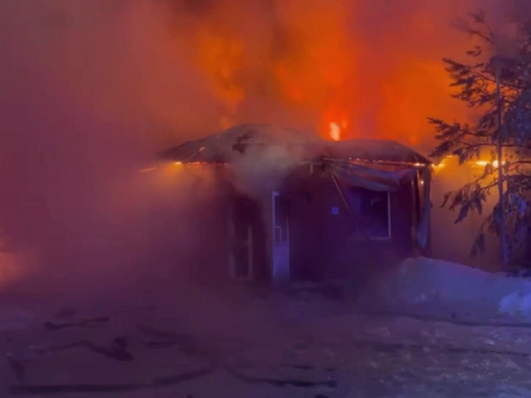 В Губкинском тушат крупный пожар в офисном здании