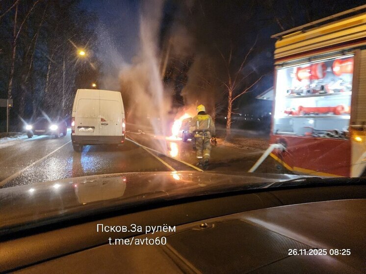 Возле Уграды утром тушили автомобиль