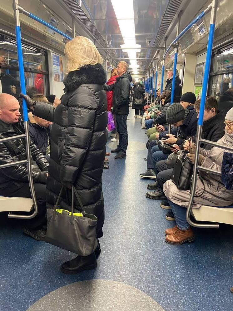 Упавшего с пятиметровой высоты строителя суд задержал за мат в метро Москвы