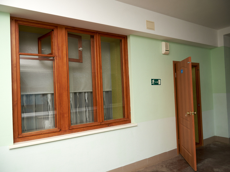 В школе Тогучинского района учитель получила тяжелую травму от удара дверью