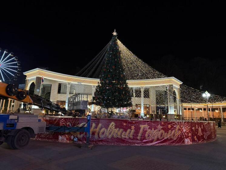 В Кисловодске установили новогоднюю елку на главном цветомузыкальном фонтане