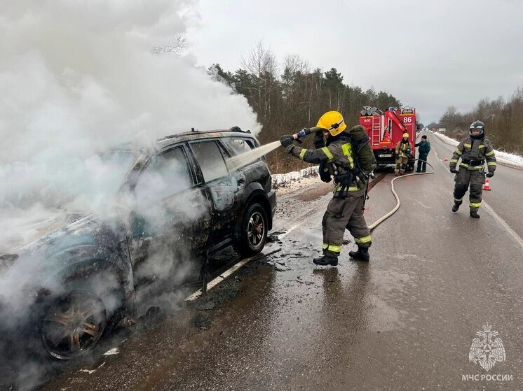 На трассе у деревни Нурма загорелся автомобиль