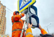 Светофоры, которые предупреждают о приближении к школам, подсвеченные «зебры» и новые остановки — в Большом Серпухове реализуют комплексный план по повышению безопасности на дорогах