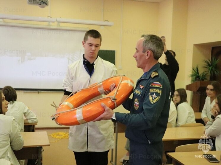 В Орле студентов медколледжа учили спасению людей на воде