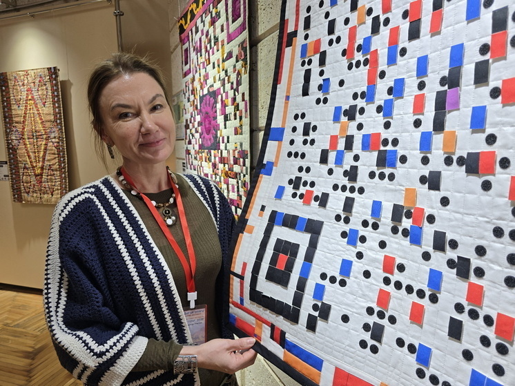 Бред Питт, Курт Кобейн и курак бесконечности в экспозиции национального текстиля