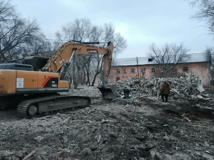 В Барнауле начали сносить аварийный дом с рухнувшим потолком