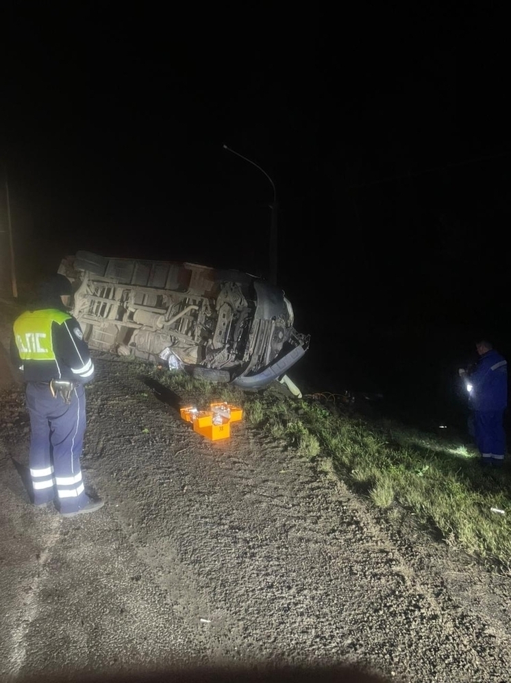 Под Курском грузовая «Газель» врезалась в столб и перевернулась