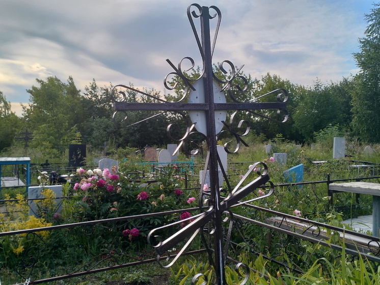 Суд обязал администрацию навести порядок на сельском кладбище под Омском