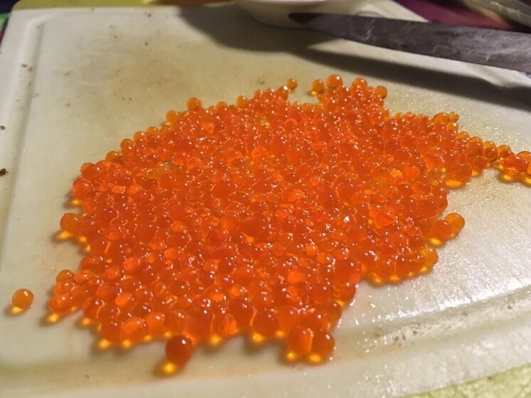 Саратовчанка купила крабов и красной икры у мошенников