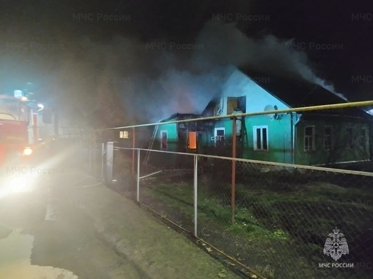 В Орловской области потушили горящий дом и спасли от огня внедорожник