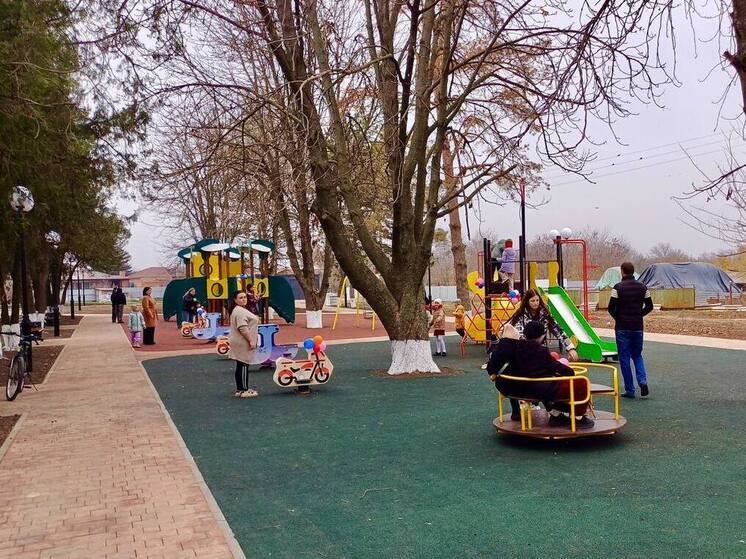 В станице Шкуринской открыли обновленный парк с игровыми площадками и зоной воркаута