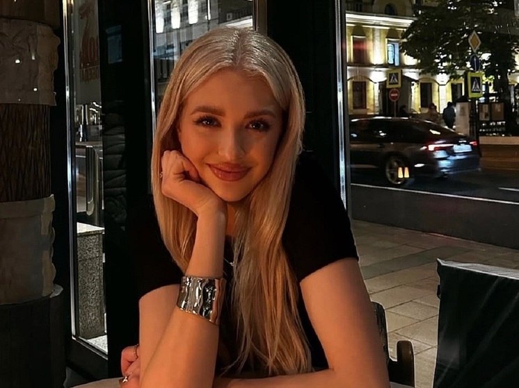 Выступающая в танцах на льду Софья Леонтьева поделилась подборкой новых фотографий. 20-летняя спортсменка, которую называют самой красивой российской фигуристкой, показала наряды для поздней осени