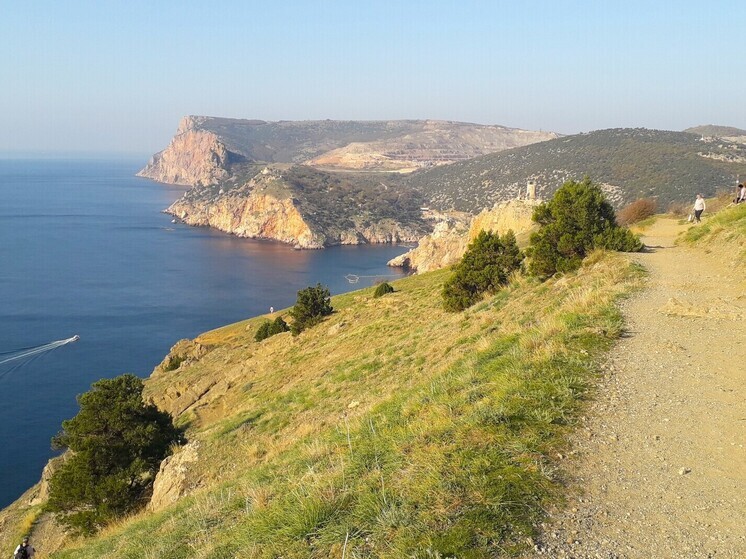 Александр Куприн любил осеннюю Балаклаву, когда на улочках старого города стихала суета. Отдыхающие разъезжаются по своим городам, и о них напоминают только обрывки газет, которые ветер разносит по набережной. Нынешнюю Балаклаву писатель, конечно же, не узнал бы. И дело не только в гигантских масштабах строительства причальных стенок и в укладке канализационного коллектора. Изменился подход туроператоров к посещению бухты и ее окрестностей.