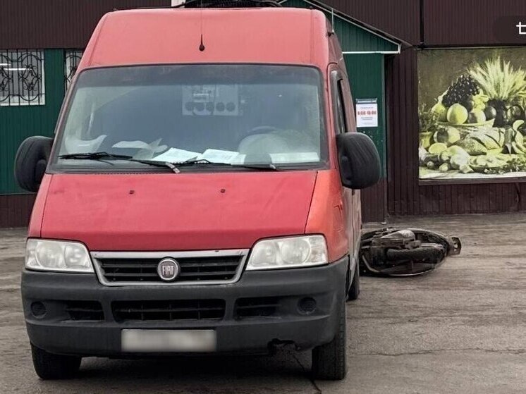 Совершая задний ход, автомобиль сбил мопедистку в Воронежской области