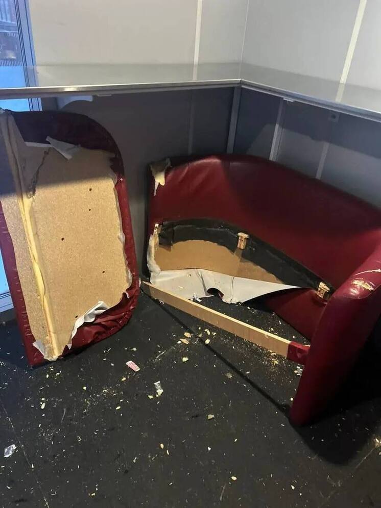 Вандалы уничтожили новую мебель на остановке в Губкинском