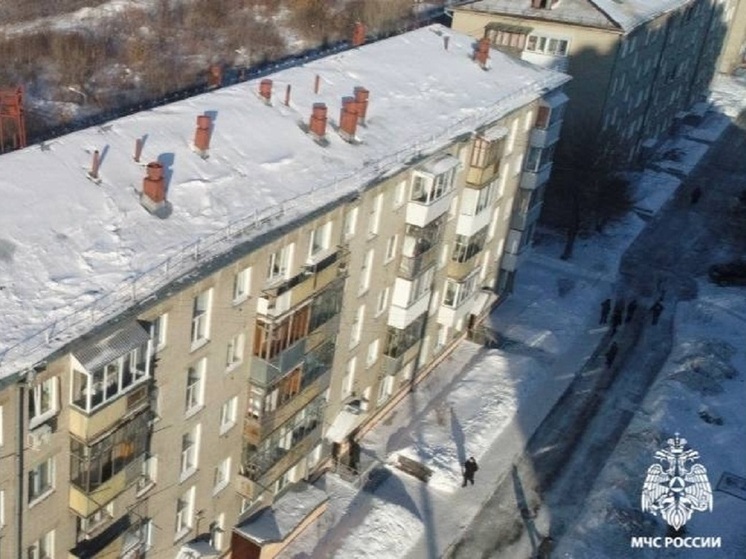 «Сосульки и снег»: в МЧС призвали новосибирцев держаться в 5 метрах от зданий