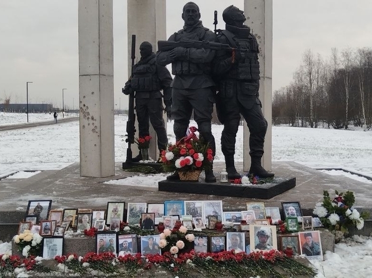 Фотокарточки героев СВО у памятника «Три богатыря» в Кудрово не пропали