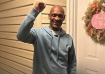 После 32 лет тюремного заключения за преступление, которого он не совершал, житель Иллинойса (США) Дэнни Дэвис наконец получил полное оправдание