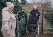 Представители партии «Единая Россия» передали инвалидную коляску жительнице села Богдановка Херсонской области