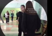 В школе №2 города Лесосибирска произошел инцидент с избиением несовершеннолетней ученицы
Конфликт между двумя школьницами 12 и 13 лет произошел в присутствии педагогических работников, которые, по свидетельствам очевидцев, не предприняли действий для прекращения противоправных действий