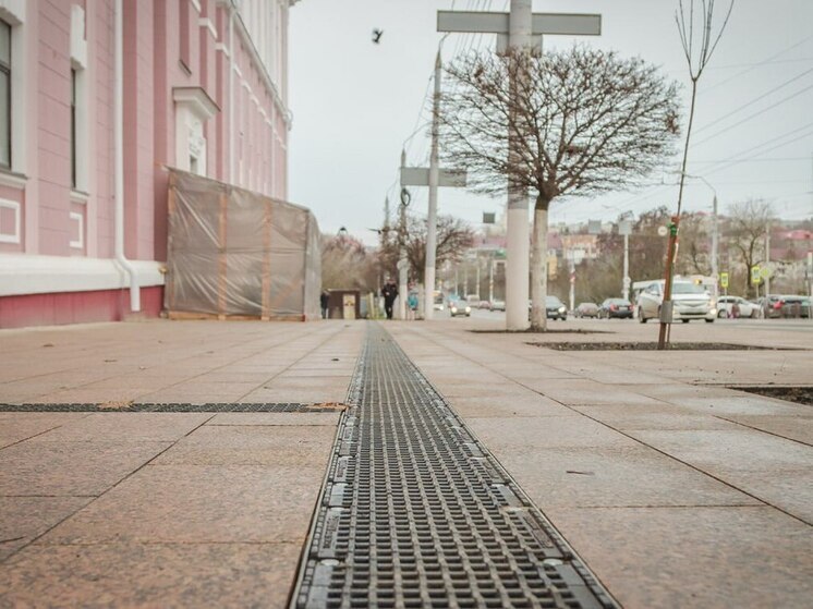 В Брянске тротуар у филиала медуниверситета уложили южно-султаевским гранитом