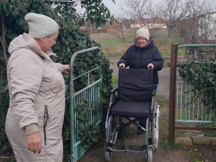 Представители партии «Единая Россия» передали инвалидную коляску жительнице села Богдановка Херсонской области