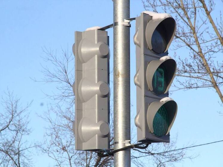 На Космическом проспекте в Омске заработал новый светофор