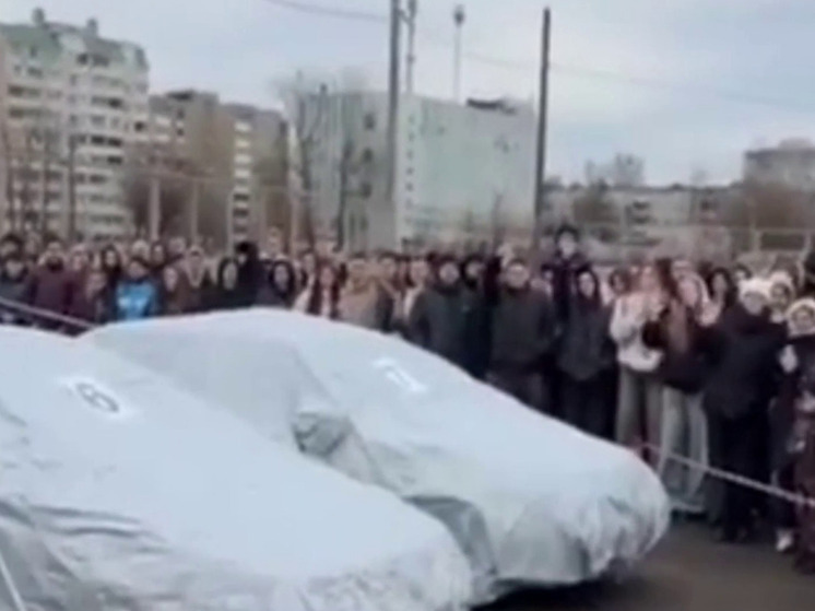 Тверские полицейские нагрянули на несанкционированный автоаукцион, устроенный московским блогером