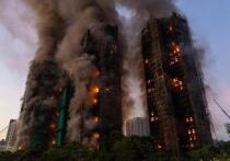 Пожар перекинулся через бамбуковые строительные леса в высотном жилом комплексе Гонконга, в результате чего погибли 4 человека