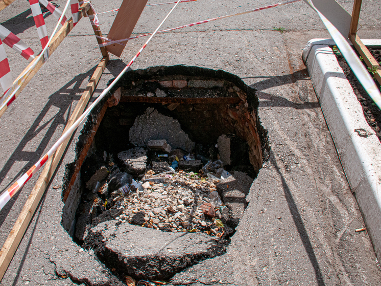 В Омске завели дело после падения мужчины в яму с кипятком