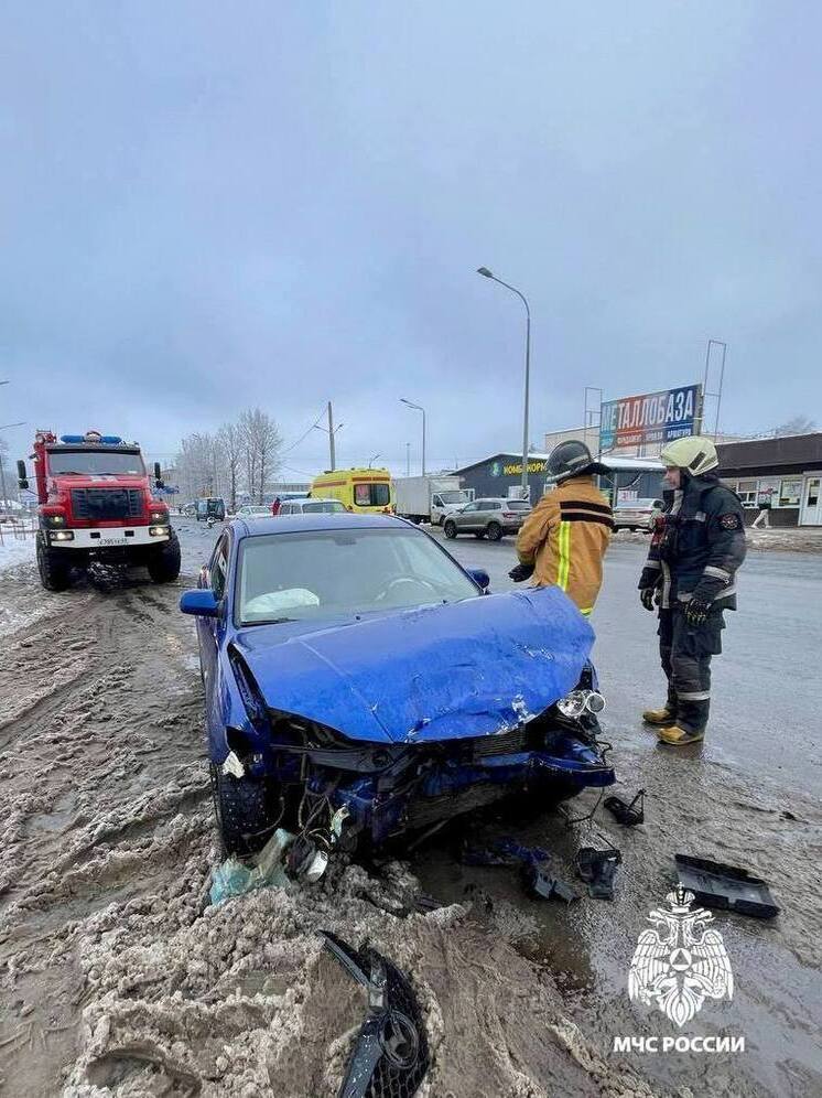На улице Шишкова в Твери одна легковушка протаранила другую: есть пострадавший