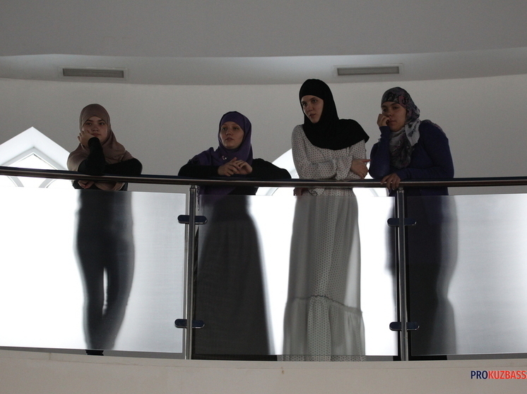 Публичный намаз мигрантов в кемеровском супермаркете завершился депортацией