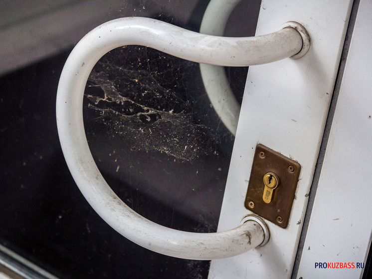 Инцидент с открытыми дверями туалетов в кемеровской школе объяснили ремонтом