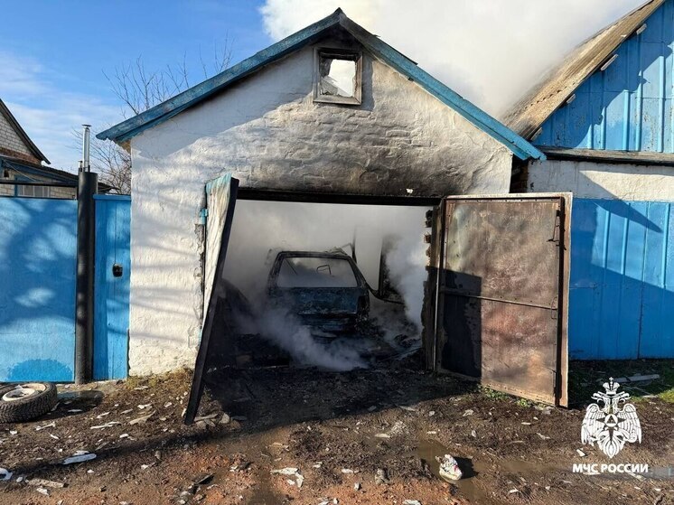 В Красногвардейском округе загорелись гараж и «Ока»: пострадал мужчина