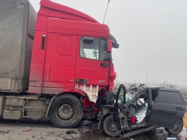 В Ростовской области в жуткой аварии с грузовиком погибла 46-летняя женщина